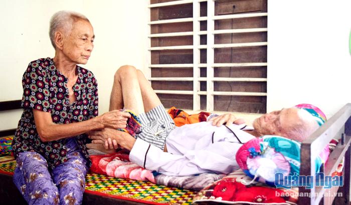  Ông Thân Thùy, người dân thôn 2 xã Đức Chánh (Mộ Đức) đang phải chịu đựng những cơn đau do bệnh ung thư cuống phổi.