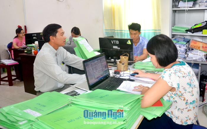 Cán bộ Văn phòng Đăng ký đất đai chi nhánh huyện Bình Sơn giải quyết hồ sơ cho công dân.