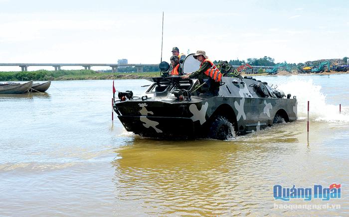 Lực lượng vũ trang tỉnh thử nghiệm xe lội nước phục vụ công tác cứu hộ, cứu nạn; ứng phó với thiên tai, bão lũ.