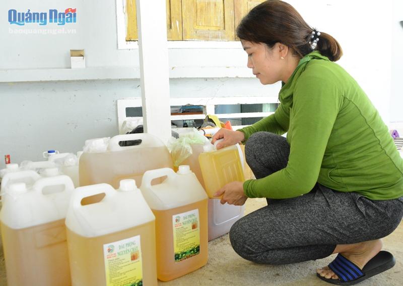 Sản phẩm dầu phộng ép nguyên chất của chị Cao Thị Hạnh  đang trong tình trạng cháy hàng.