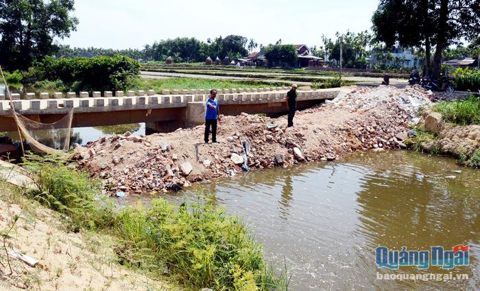  Người dân đổ đất chặn lấp dòng kênh ngăn ô nhiễm.Kiểm tra việc xả nước thải  