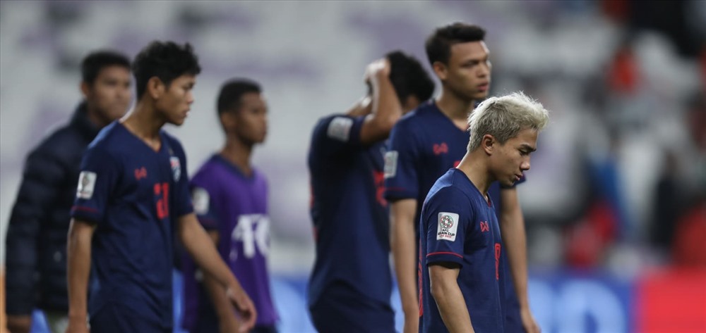   "Messi Thái" cùng đồng đội buồn bã khi chia tay Asian Cup 2019. Ảnh AFC