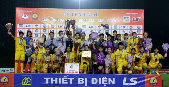 CLB Phong Phú Hà Nam nhận Cup vô địch giải bóng đá nữ Cup Quốc gia 2019- Ảnh: VFF