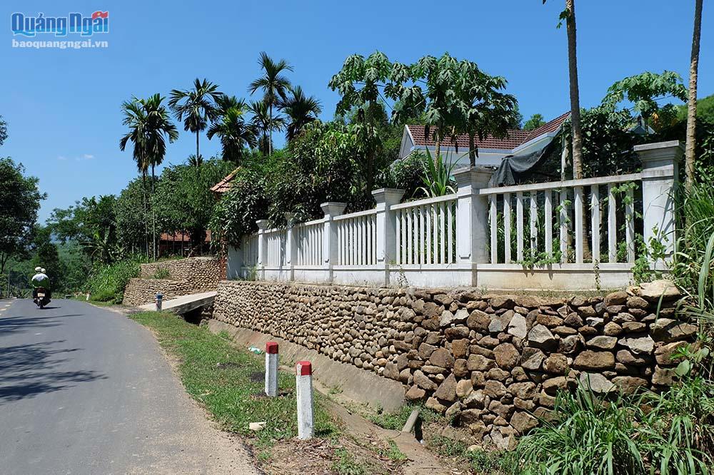 Một trong những ngôi nhà có bức tường bằng đá xếp phía trước ở xóm Đèo, thôn Phú Lâm Đông
