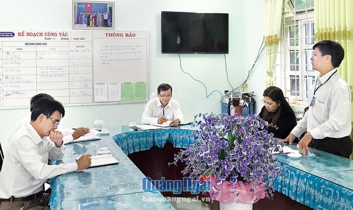 Phó Giám đốc Sở GD&ĐT Nguyễn Kiên (đứng) kiểm tra công tác chuẩn bị cho Kỳ thi THPT quốc gia năm 2019 tại Trường THPT Minh Long.