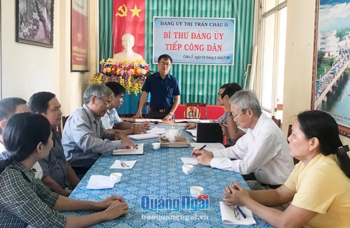 Bí thư Đảng ủy thị trấn Châu Ổ (Bình Sơn) tiếp công dân định kỳ.