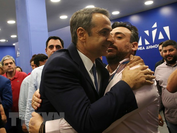 Lãnh đạo đảng ND Kyriakos Mitsotakis (trái, phía trước) bên những người ủng hộ tại Athens, Hy Lạp, ngày 26-5-2019. 