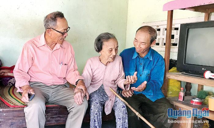  Ban chủ nhiệm CLB “Liên thế hệ tự giúp nhau” thôn Liên Trì thăm hỏi, động viên bà Nguyễn Thị Bán.