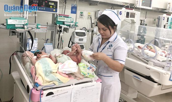 Điều dưỡng Đặng Thị Tiên (Bệnh viện Sản - Nhi tỉnh) hằng ngày gắn bó với công tác chăm sóc cho các bé sơ sinh thiếu ký.
