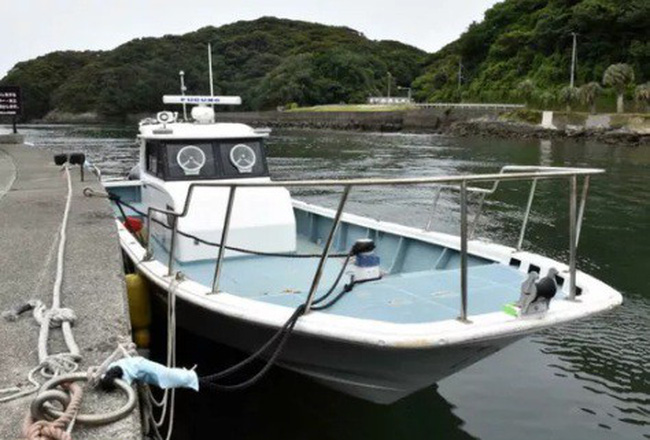  Những người đàn ông bị bắt khi đang dỡ "chất cấm" từ thuyền của họ trên bờ biển. (Ảnh: AP)