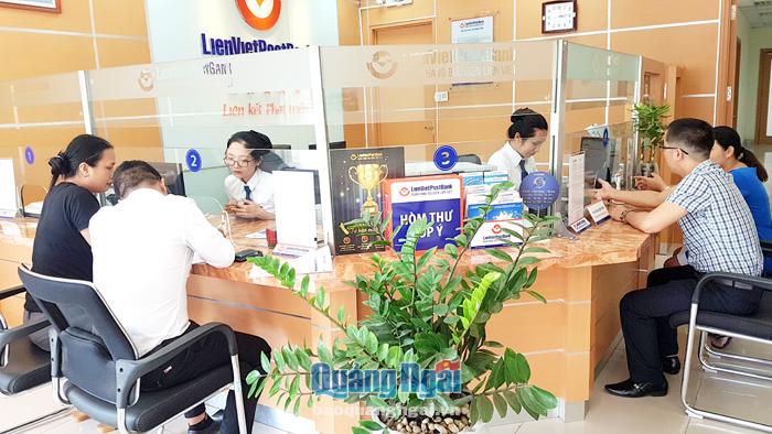 Khách hàng đến giao dịch tại Phòng giao dịch Ngân hàng Bưu điện Liên Việt Bình Sơn.