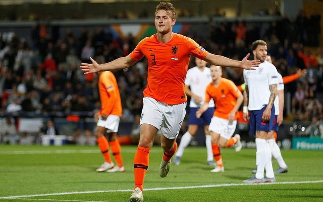  Cầu thủ Hà Lan ăn mừng bàn thắng vào lưới tuyển Anh - Ảnh: Reuters