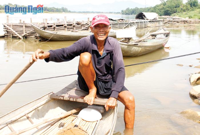  Ông Nguyễn Tấn Thành cười vui mãn nguyện với nghề nuôi cá lồng bè.