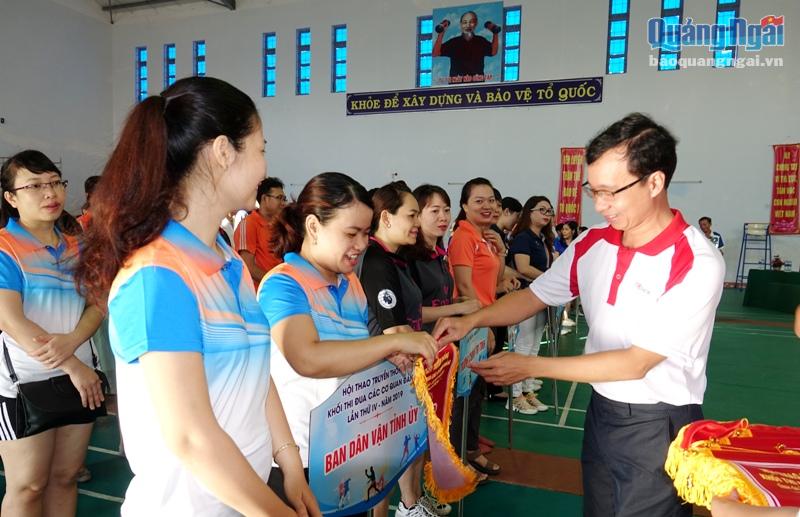 Tổng Biên tập Báo Quảng Ngãi Huỳnh Đức Minh trao cờ lưu niệm cho các đơn vị tham dự hội thao