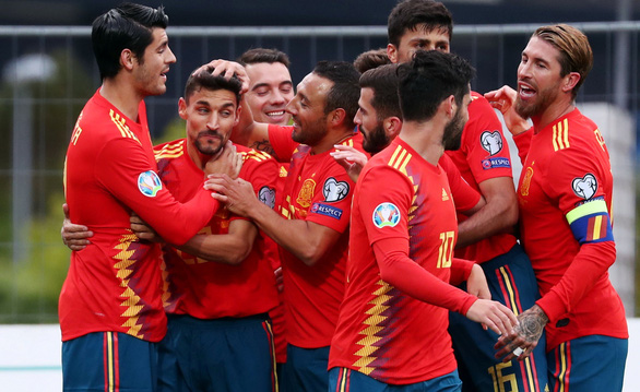  Niềm vui của các cầu thủ Tây Ban Nha sau khi Navas nâng tỉ số lên 2-0 - Ảnh: REUTERS