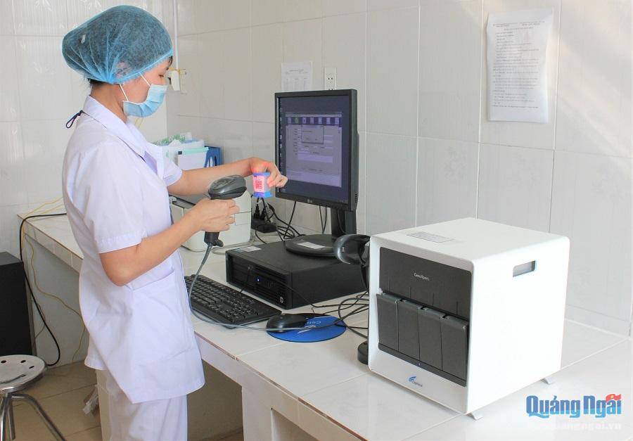 Bệnh viện Lao và bệnh Phổi Quảng Ngãi đang áp dụng nhiều kĩ thuật mới để tập trung khám sàng lọc và điều trị cho nhóm bệnh nhân trẻ