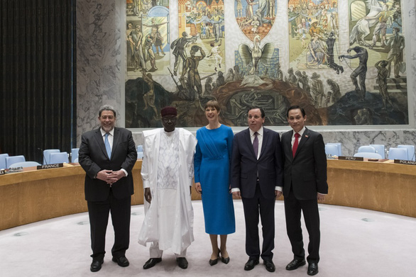  Đại diện 5 nước được bầu vào vị trí ủy viên không thường trực mới HĐBA LHQ chụp ảnh cùng nhau. Phải ngoài cùng là Thứ trưởng Bộ Ngoại giao Việt Nam Lê Hoài Trung - Ảnh: UNSC