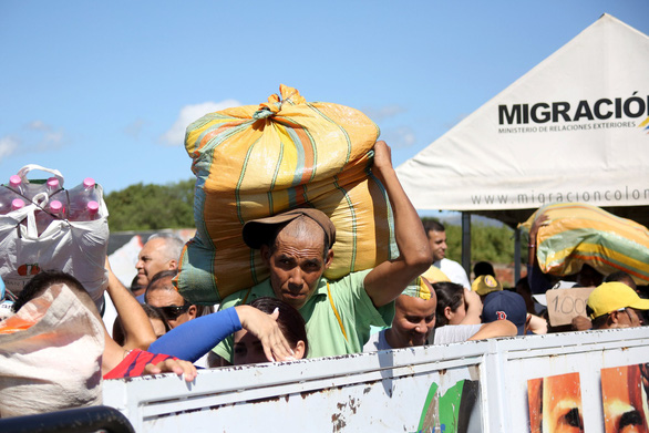 Người dân Venezuela tràn sang biên giới với Colombia để mua thực phẩm - Ảnh: REUTERS