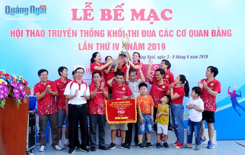 Ban tổ chức trao Cúp vô địch cho đội bóng đá mini nam- nữ Ban Tuyên giáo Tỉnh ủy
