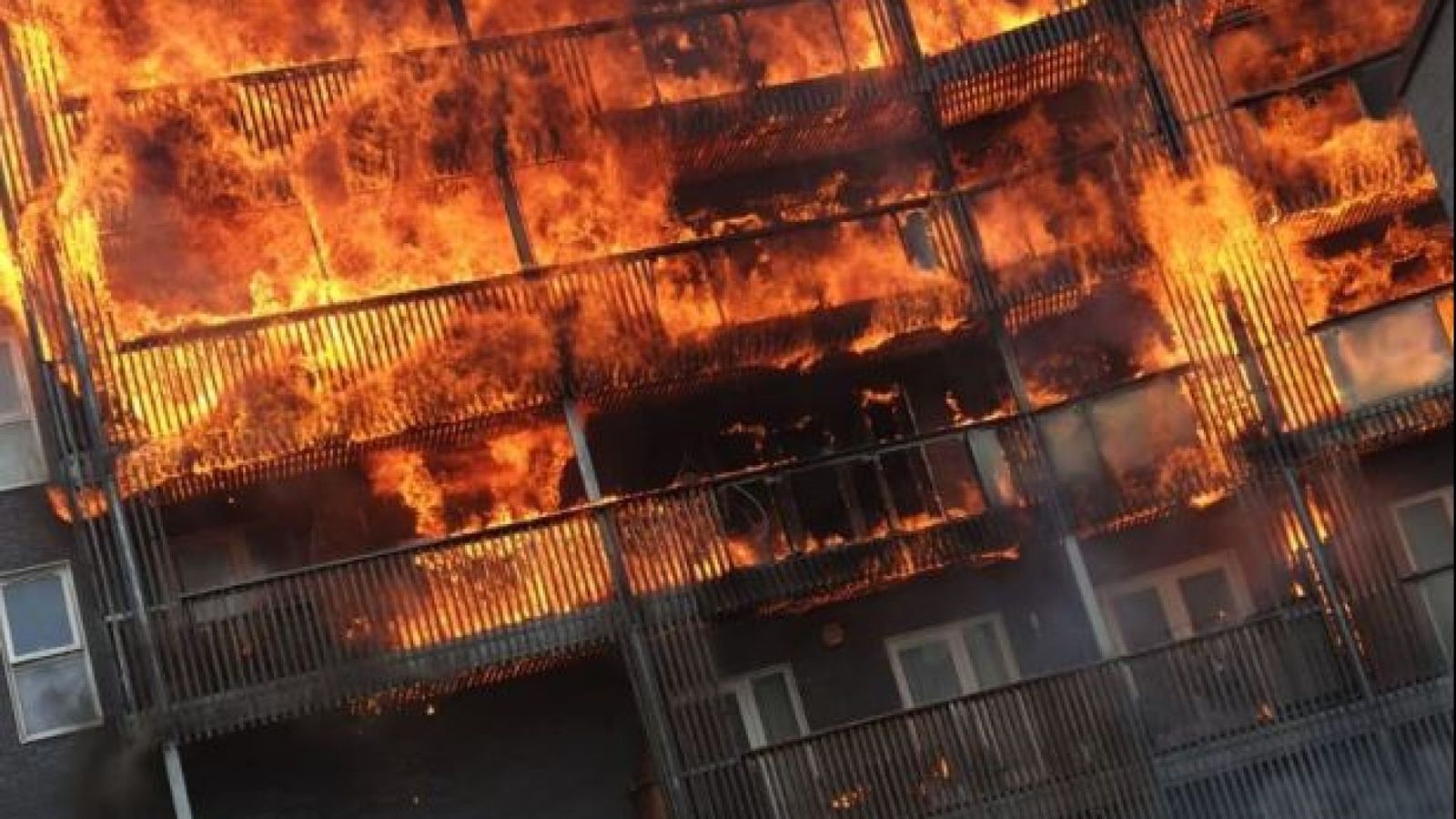 Ngọn lửa thiêu rụi 20 căn hộ chung cư.