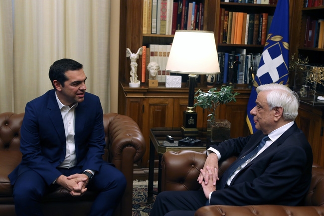 Tổng thống Hy Lạp Prokopis Pavlopoulos (phải) và Thủ tướng Alexis Tsipras trong cuộc gặp tại Athens ngày 10/6 (Ảnh: THX)