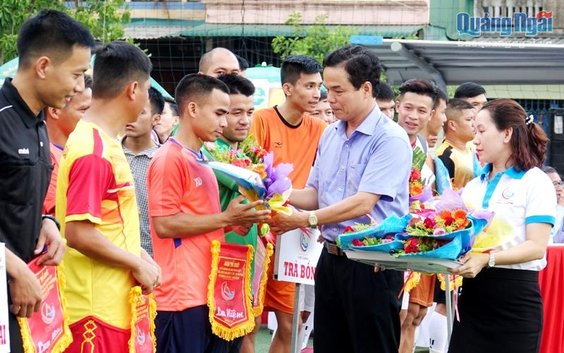 Phó Chủ tịch UBND tỉnh Đặng Ngọc Dũng tặng hoa vả động viên các đội bóng tham dự giải