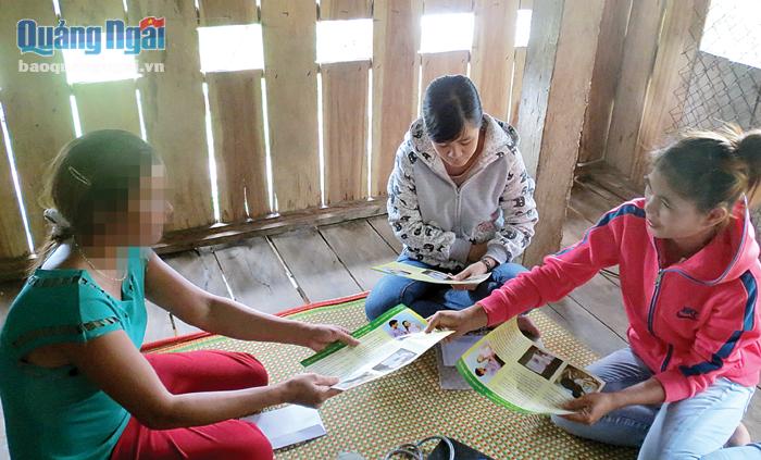Cán bộ y tế tuyên truyền, tư vấn điều trị cho bệnh nhân nhiễm HIV ở huyện Ba Tơ.