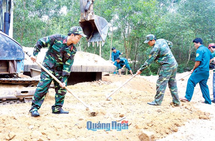  Cán bộ, chiến sĩ Ban CHQS huyện Sơn Tịnh chuẩn bị cho khu vực diễn tập.