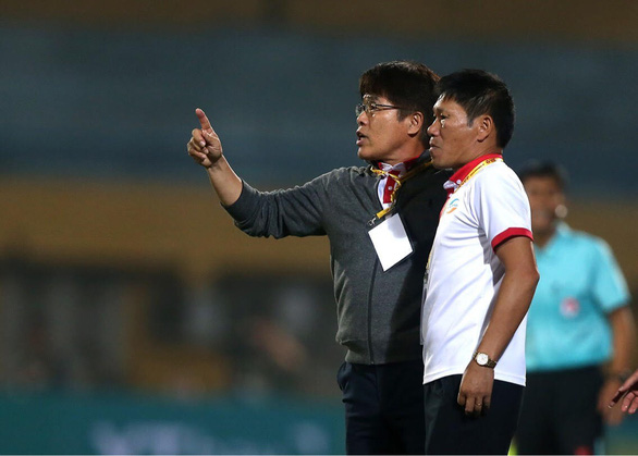 HLV Lee Heung Sil (trái) và trợ lý Nguyễn Hải Biên trong một trận đấu của Viettel tại V-League 2019 - Ảnh: NAM KHÁNH