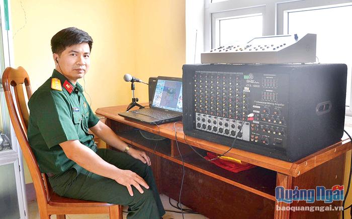 Thượng úy Nguyễn Hữu Đồng thực hiện chương trình phát thanh nội bộ của LLVT huyện Lý Sơn.