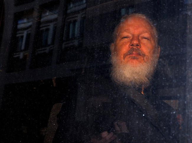 Nhà sáng lập WikiLeaks Julian Assange khi bị cảnh sát Anh bắt (Ảnh: Reuters)