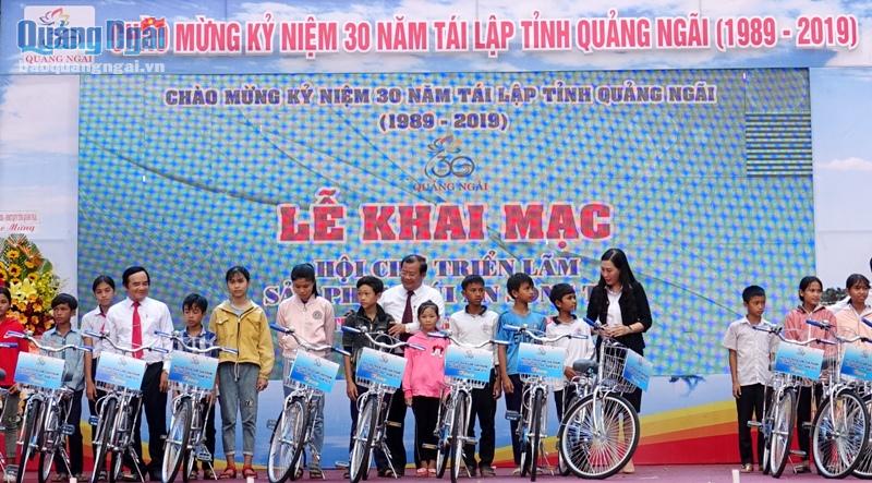 Trao tặng xe đạp cho các em học sinh nghèo