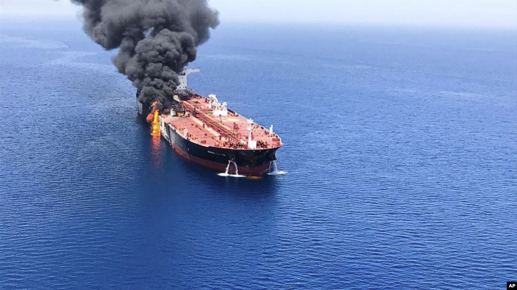 Một tàu chở dầu đang bốc cháy trên biển Oman