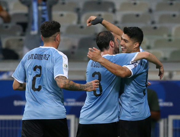 Các cầu thủ Uruguay ăn mừng bàn thắng vào lưới Ecuador - Ảnh: REUTERS