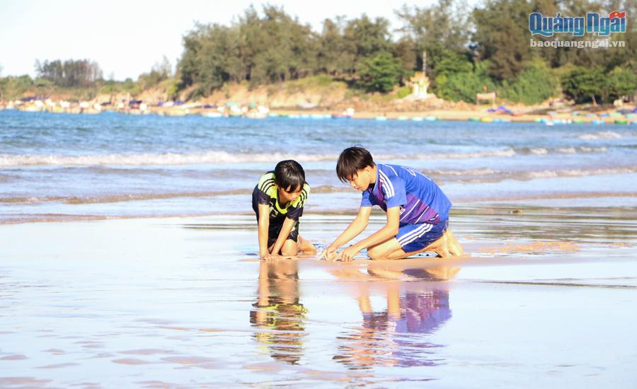  Cứ chiều chiều, trẻ con làng biển Phước Thiện, xã Bình Hải cùng nhau vui chơi, nô đùa trên dải cát mềm.