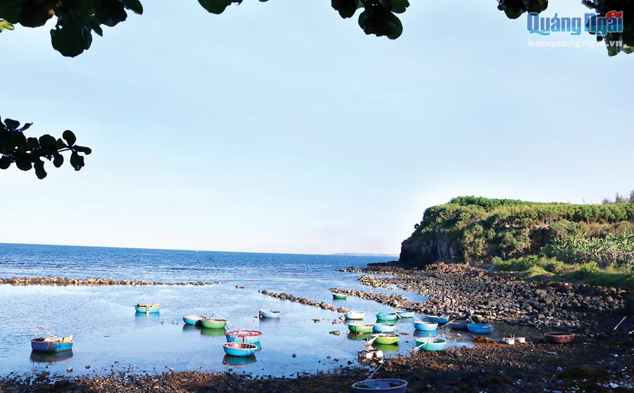  Những chiếc thúng đủ sắc màu nằm lặng im sau một ngày dài lênh đênh sóng biển tại Gành Yến, thôn Thanh Thủy, xã Bình Hải.    