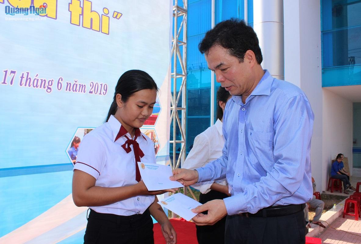 Phó Chủ tịch UBND tỉnh Đặng Ngọc Dũng trao học bỗng cho các thi sinh có hoàn cảnh khó khăn.