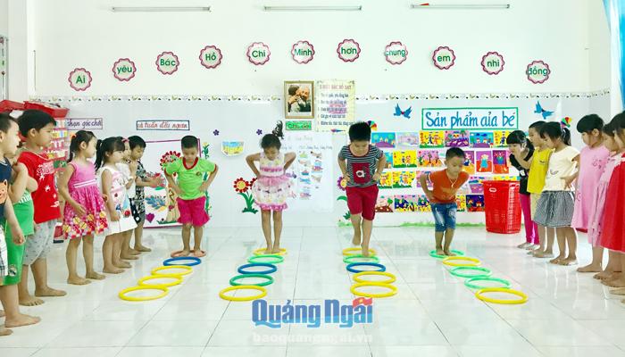 Giờ học phát triển vận động của các bé Trường Mầm non Chánh Lộ (TP.Quảng Ngãi).