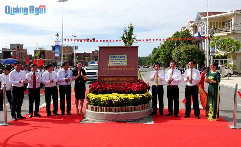 Các đại biểu gắn biển công trình chào mừng kỷ niệm 30 năm Ngày tái lập tỉnh Quảng Ngãi