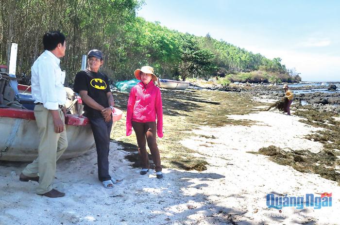  Trưởng Ban công tác Mặt trận thôn Phước Thiện (Bình Hải) Nguyễn Thị Thương tuyên truyền để người dân nâng cao ý thức bảo vệ môi trường biển.