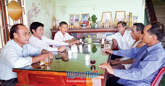 Cán bộ thôn Xuân Hòa, xã Tịnh Hiệp (Sơn Tịnh) trò chuyện cùng người dân về chủ trương hạn chế đốt vàng mã và tổ chức tuần, giỗ tiết kiệm.
