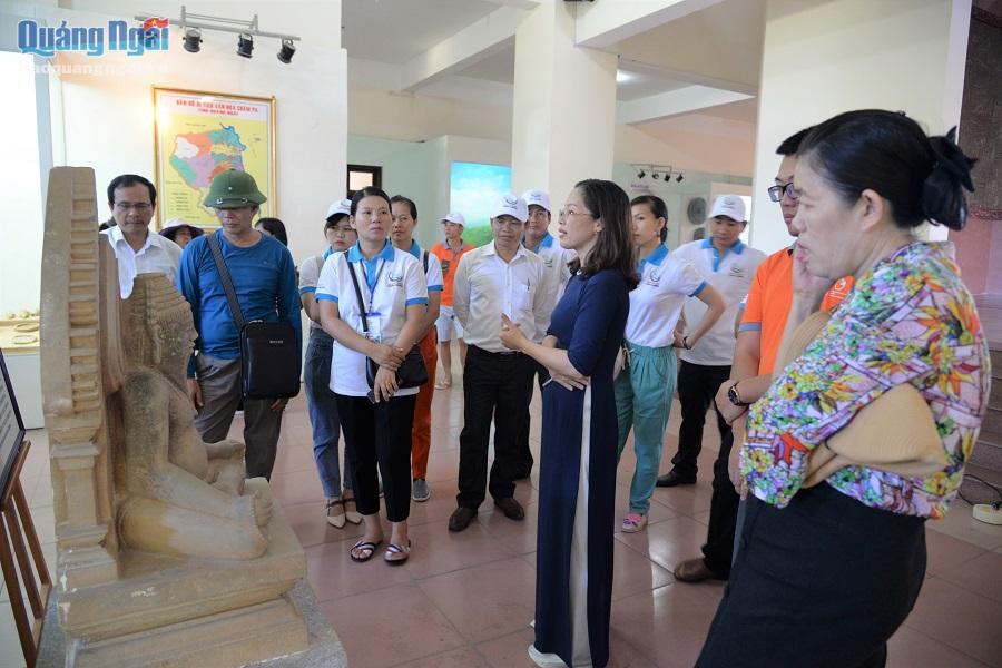 Đoàn đại biểu được giới thiệu về những hiện vật được lưu giữ tại Bảo tàng Tổng hợp tỉnh Quảng Ngãi
