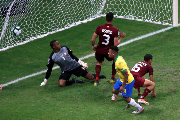  Gabriel Jesus đã đưa được bóng vào lưới Venezuela ở phút 60 nhưng lại bị VAR từ chối - Ảnh: Reuters