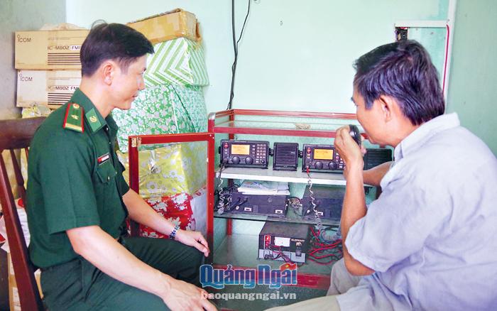  Máy Icom đặt tại nhà ông Nguyễn Xuân Phú, thôn Định Tân, xã Bình Châu (Bình Sơn) hiện nay đã hỏng.                                 Ảnh: K.T