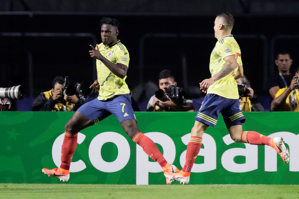  Duvan Zapata (trái) - người hùng của Colombia trong chiến thắng trước Qatar - Ảnh: REUTERS