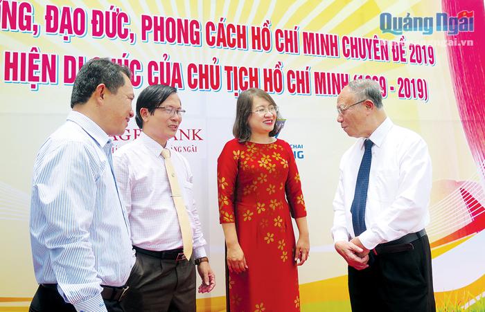 GS.TS Hoàng Chí Bảo (bên phải) trò chuyện với lãnh đạo huyện Bình Sơn.