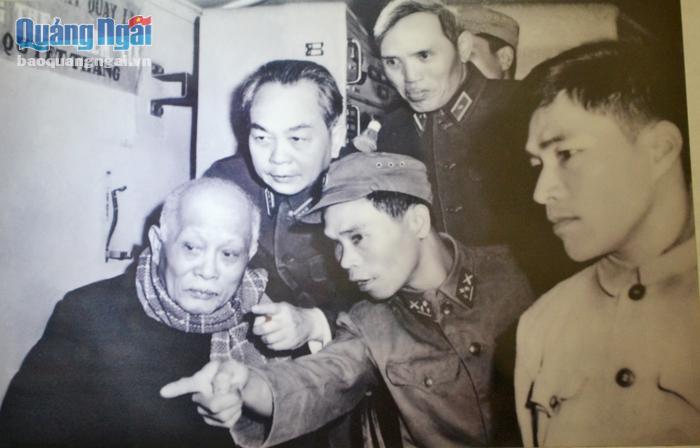 Ông Đinh Thế Văn (đội mũ ở giữa” thuyết minh về cách đánh B52 với Chủ tịch Tôn Đức Thắng và Đại tướng Võ Nguyễn Giáp. Ảnh: Đinh Thế Văn