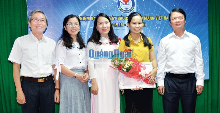 Nhóm phóng viên Báo Quảng Ngãi đạt giải B Giải báo chí tỉnh năm 2019.                 Ảnh: PV