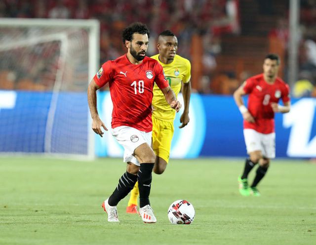 Salah bị kèm chặt nhưng anh vẫn góp công cùng đồng đội mang về chiến thắng đầu tiên trong trận đấu mở màn trước Zimbabwe ở giải CAN 2019