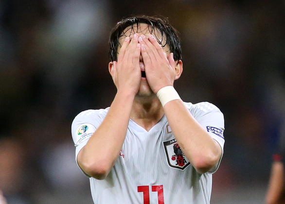 Tiền vệ Koji Miyoshi thất vọng sau khi bỏ lỡ một cơ hội ghi bàn cho Nhật Bản - Ảnh: Reuters